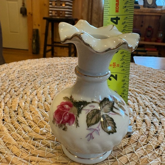 vintage porcelain "Moss Rose" bud vase made in Japan, Gold Trim (1950’s-1960’s) - Picture 8 of 11